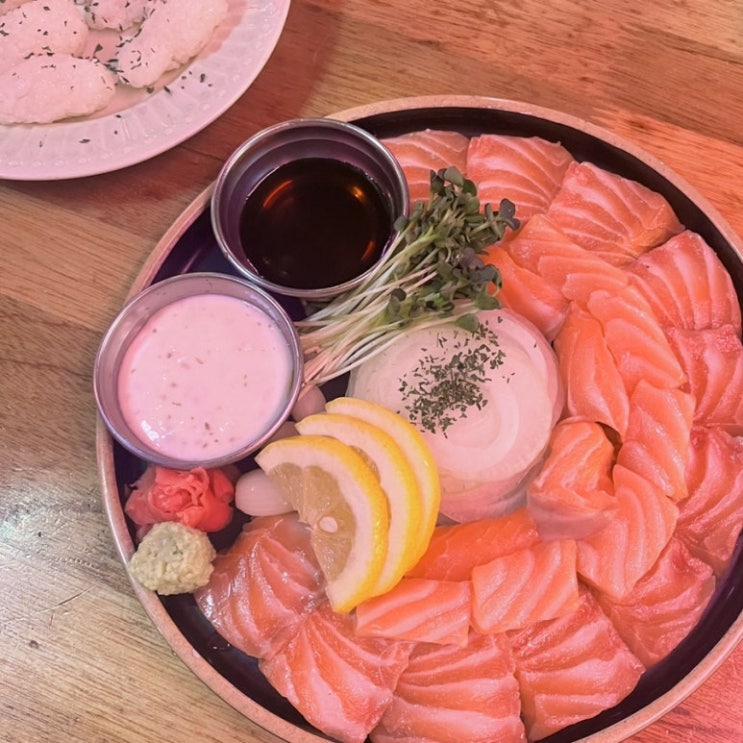  생연어 한접시가 만원대 서면이자카야 서면술집 "도쿄시장 서면점"