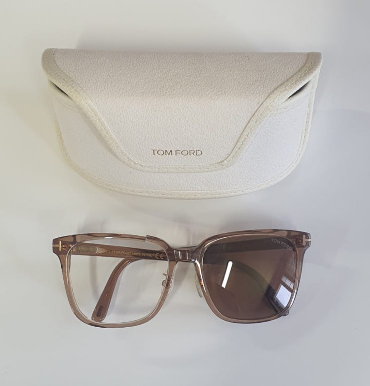  Tomford 투명 뿔테수리
