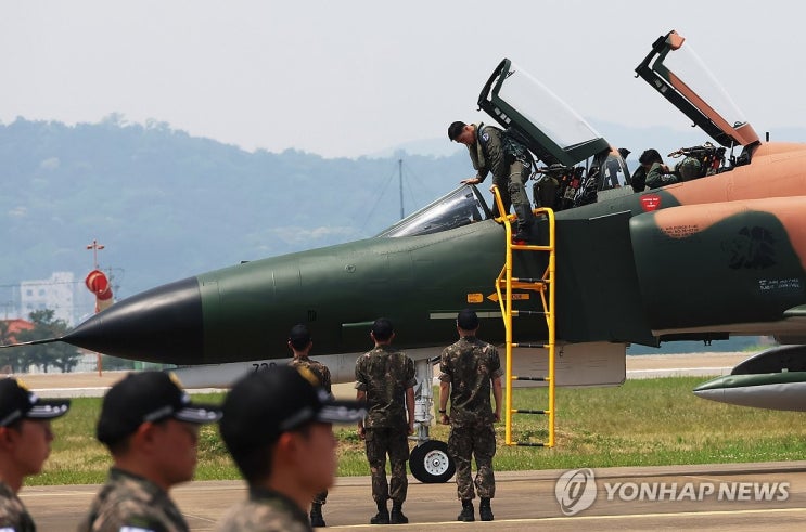 <b>이영수</b> 공군참모<b>총장</b>, 퇴역 앞둔 F-4E 지휘비행…팬텀, 후배... 