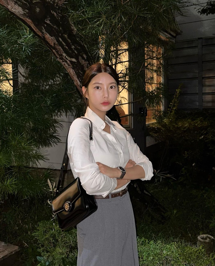  30대 여자 오피스룩에 함께하기 좋은 데일리백으로 미국 여성 명품 브랜드 토리버치 로빈슨 숄더백 가방 추천 w. 박나언