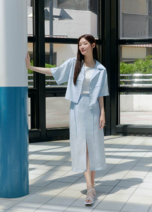  여자 소개팅룩으로 페미닌한 너낌의 온앤온 스트링 썸머 크롭 블루 셔츠 추천 w. 정채연