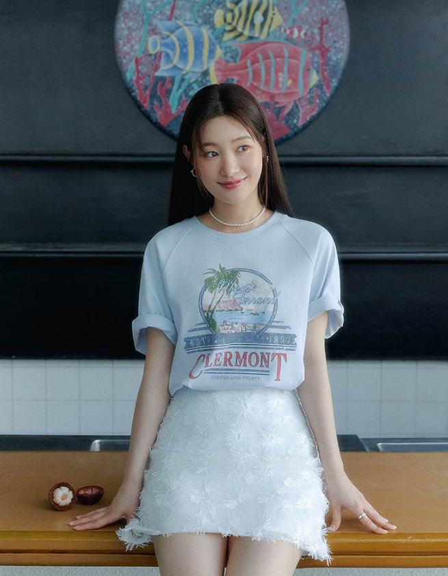  오늘 30도 날씨에서 데이트 때 입기 좋은 여친룩 옷차림으로 온앤온 시퀸 플라워 자수 화이트 미니 스커트 추천 w. 정채연