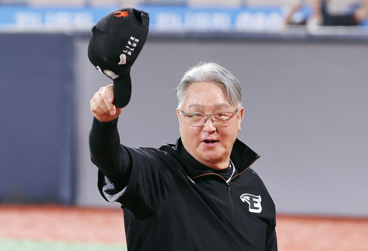 <b>류현진</b> 팔꿈치 이상 무 + 박상원 벤클 사과! <b>김경문 감독</b> 한화... 