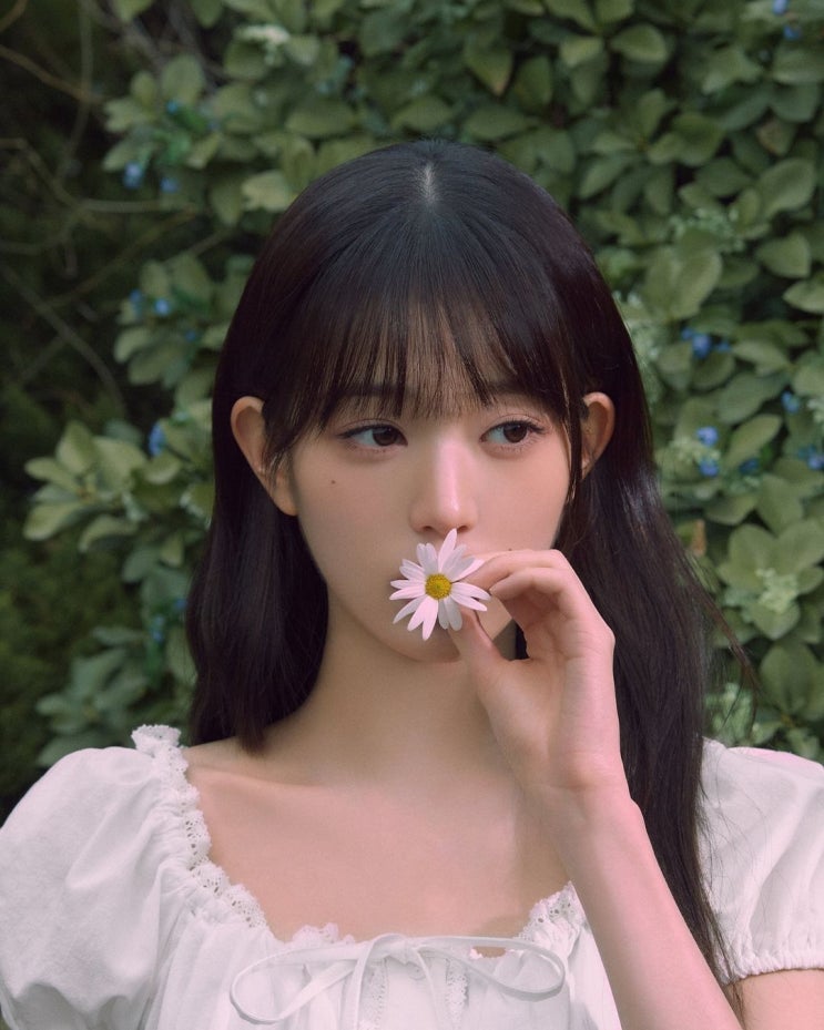  여름날 디테일이 매력인 여자 패션 브랜드 로라로라의 화이트 반팔 셔츠 미니 원피스 코디 추천 w. 장원영