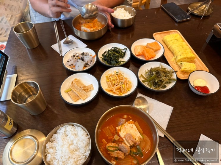  교대한식 찌개와 계란말이가 있는 한상 찌개소반