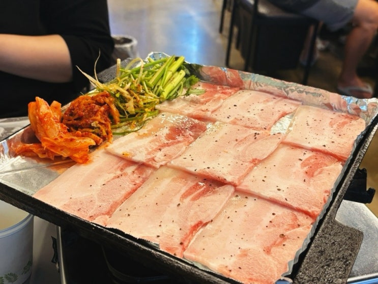  반찬 많이 나오는 레트로 민락2지구 냉삼 88로타리집