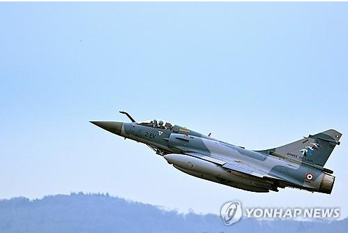 마크롱 "<b>우크라</b>에 미라주 <b>전투기</b> 지원…민간인 타격은 금지"