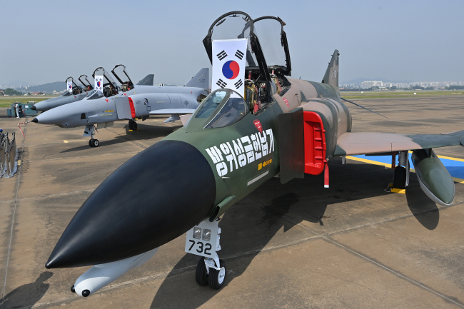 공군 F-4E <b>팬텀</b> 전투기의 퇴역식, <b>영공</b>임무 수행을 다하고... 