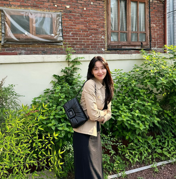 여자 30대 명품 브랜드 데일리백으로 시크한 감성과 예뻐서 사랑스런 로저비비에 핸드백 여성 가방 w. 표예진