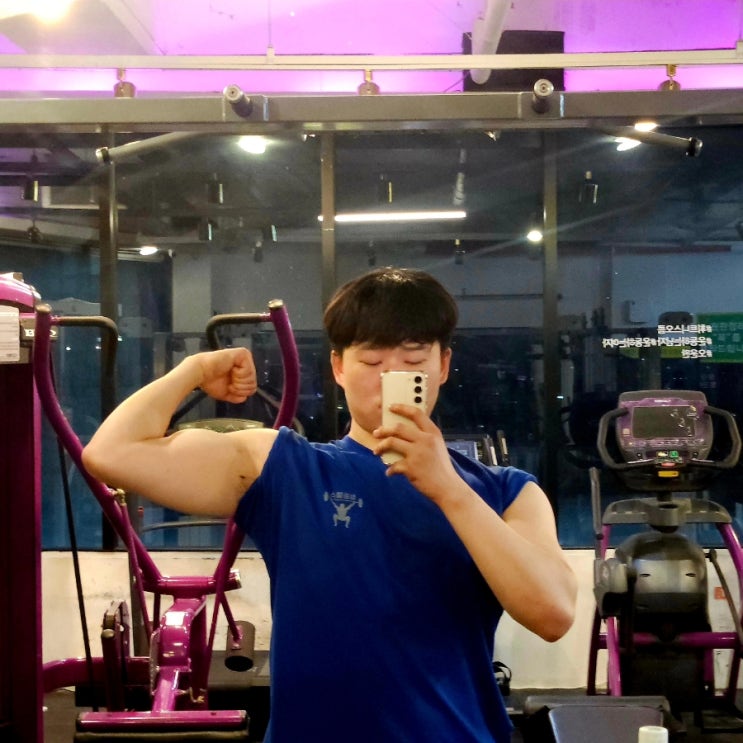 머슬핏 상체 터지는 티셔츠 팔뚝 코디 240606 운동 머슬핏 상체 터지는 티셔츠 팔뚝 코디 240606 운동