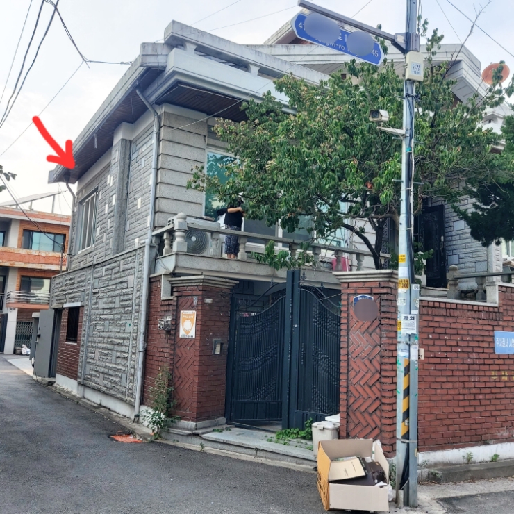 김관채 고양이탐정 후기/ (서울 성북구) 단독 주택에서 3일전에 탈출한 고양이를 지붕 처마 밑에서 구조