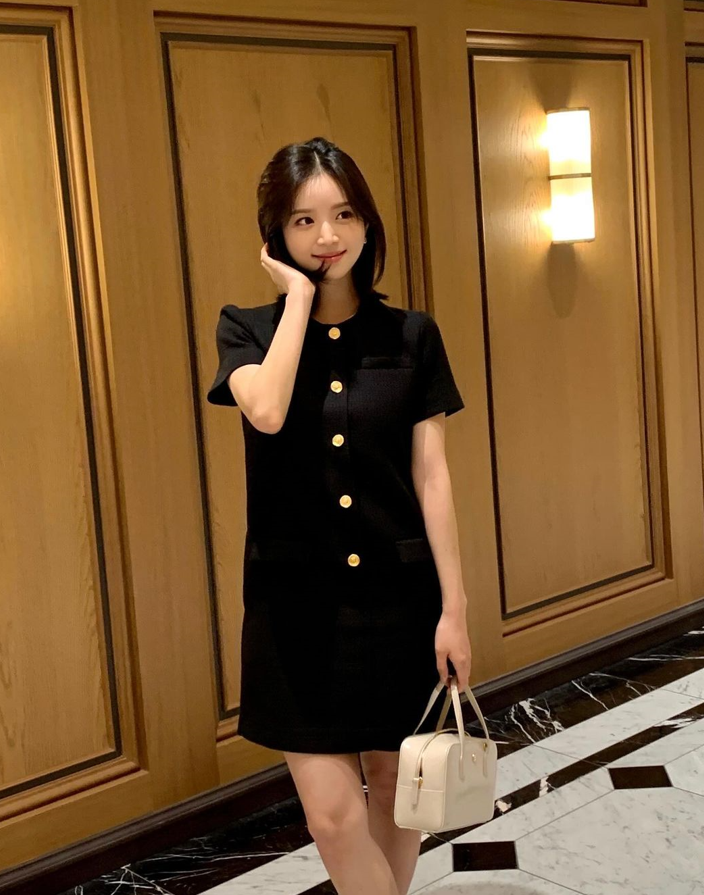  6월 결혼식 하객 패션에서 여자 연예인들이 즐겨 입는 시크 & 깔끔 20대 하객룩으로 블랙 원피스 코디 추천 w. 김지영