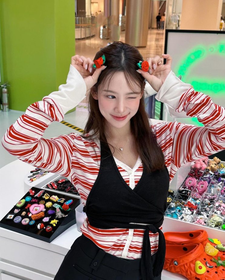  푹신한 기술력으로 예쁘면서 발 편한 매력으로 여성들에게 사랑받는 크록스 여자 스트랩 웨지 샌들 추천 w. 이나연