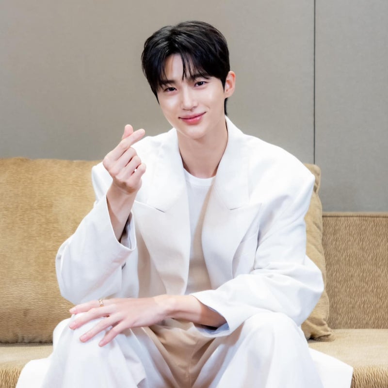 변우석 대만 인터뷰 사진 모음 #올화이트착장