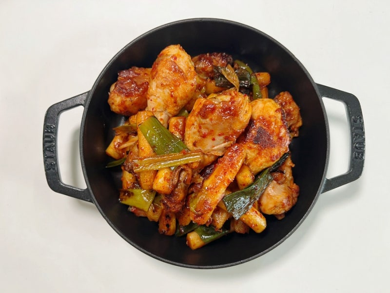 Chicken Tteokbokki Recipe by Ryu Soo-young (Pyeonsto-rang)