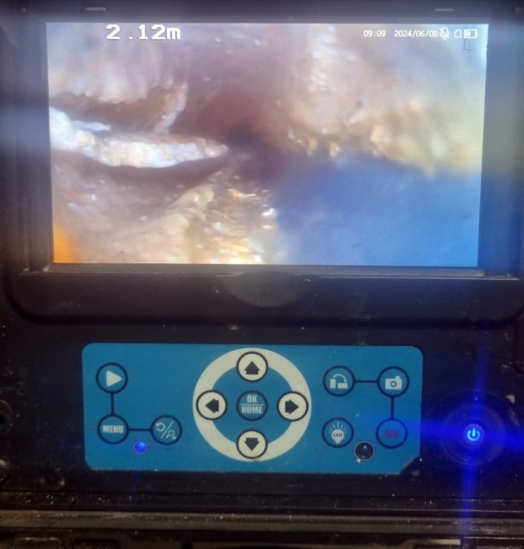  씽크대 물 많이 부으면 바닥 하수구로 역류할 때 스케일링 방법으로 막힌 배관 완벽하게 뚫기