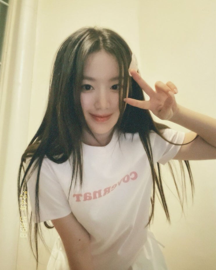  여름 여자 꾸안꾸룩으로 패션 브랜드 커버낫의 빈티지한 레트로 매력이 깃든 기본 반팔 티셔츠 코디 추천 w. 슈화