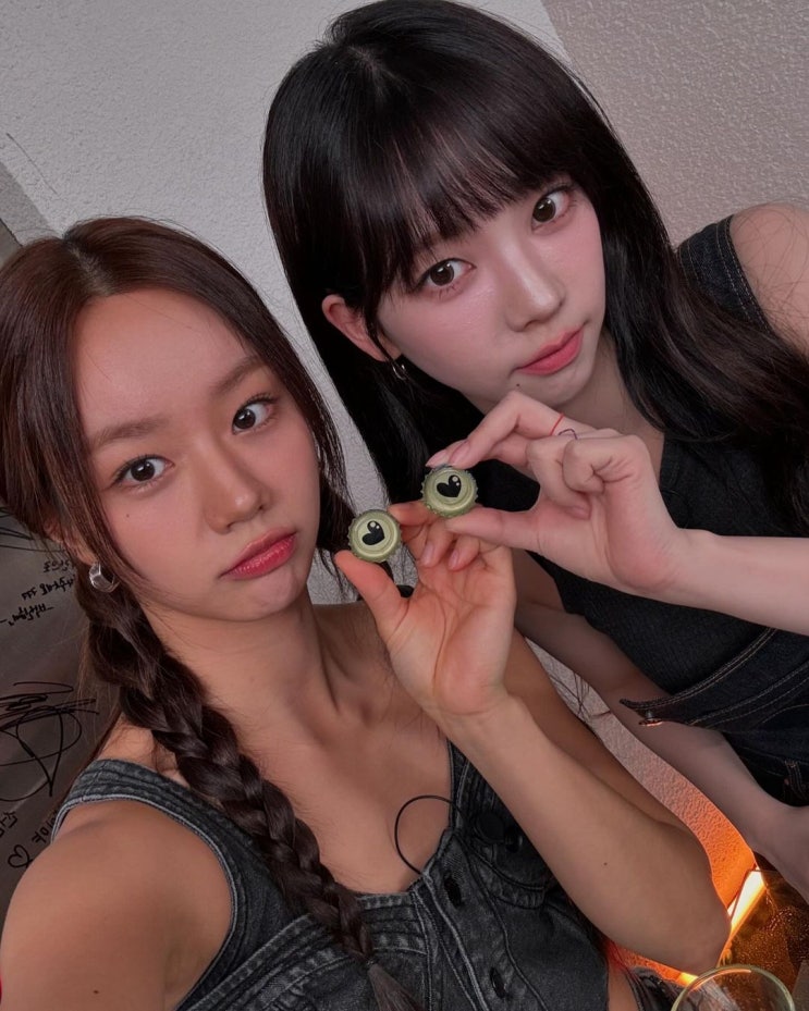 혜리, 카리나와 다정한 셀카...자매 같은 걸그룹 소녀미 청청 데일리룩