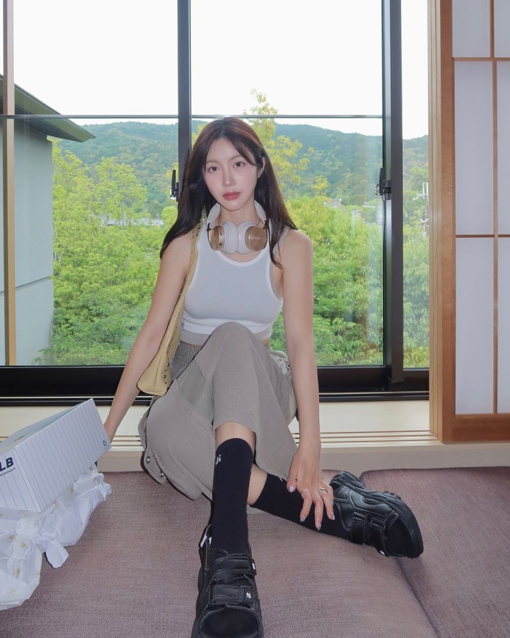  여름 일본 여행 패션에서 양말 코디와 함께한 푹신한 그래서 발 편한 여자 MLB 청키러너 벨크로 스트랩 샌들 정보 w. 이코코