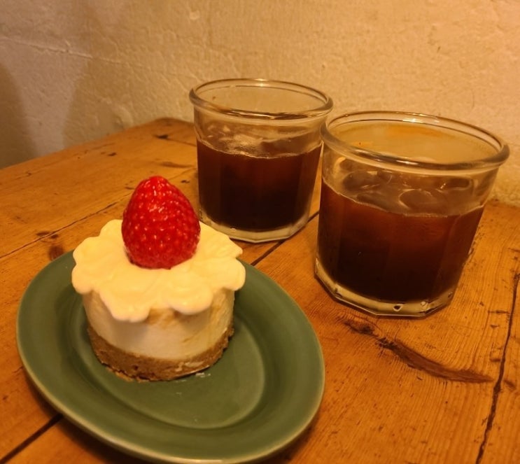  [홍대/연남] 요거트 케이크가 맛있는 제로웨이스트 친환경 카페_ 얼스어스
