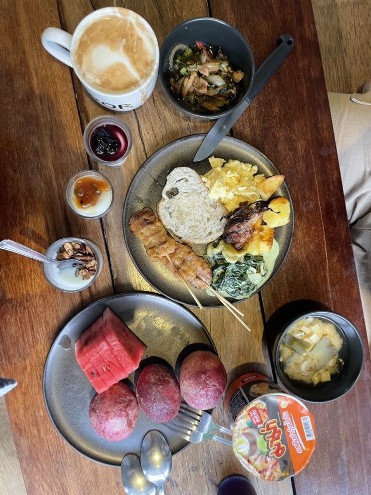  태국 치앙마이 타페게이트 핫한숙소 조식뷔페 과일무제한 PORThapaegate