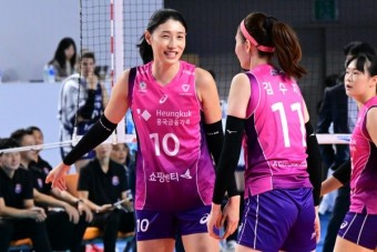 <b>김연경</b> 은퇴 경기 <b>정려원</b>과 박소담의 뜨거운 <b>응원</b>!송은이와... 