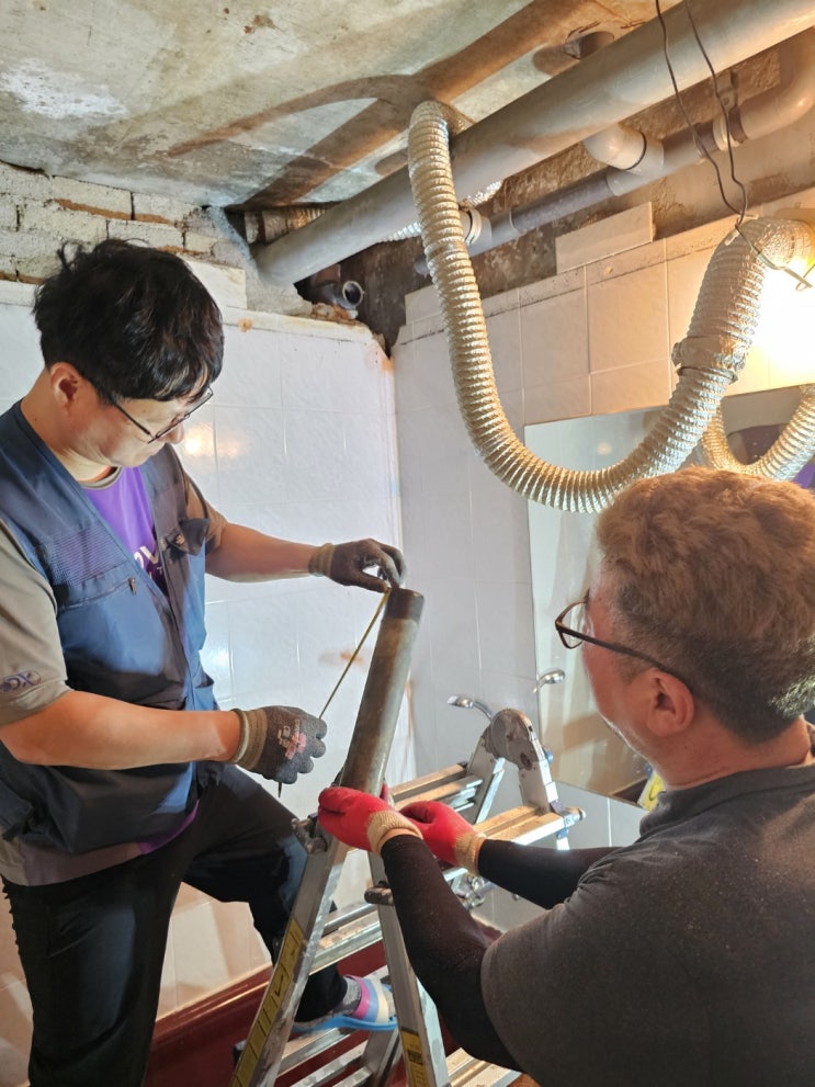  부산 사하구 괴정 화신 젠틀 빌라 욕실 누수 천정 철거 및 노후된 하수배관 공사로 해결