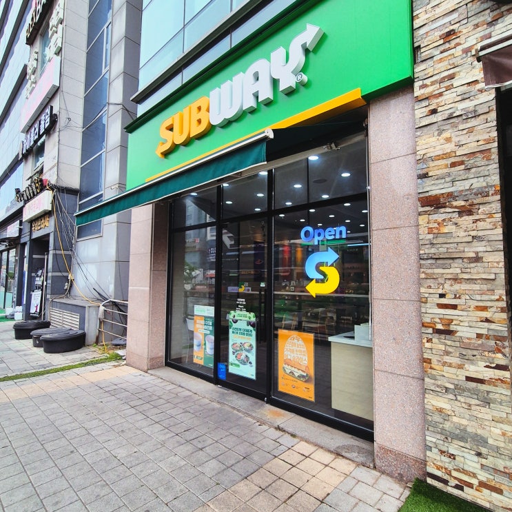  주차되는 써브웨이 인천 청라점 : 건강한 폴드 포크 샌드위치와 샐러드로 아침을