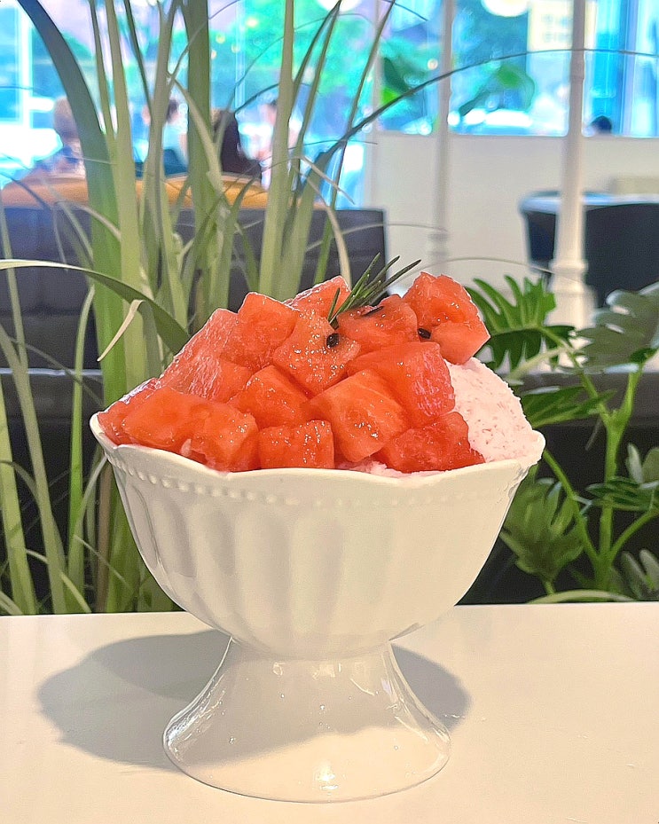  부산 서면 롯데백화점 근처 브런치카페 ‘라함’ 실내전시 데이트 디저트 빙수 맛집