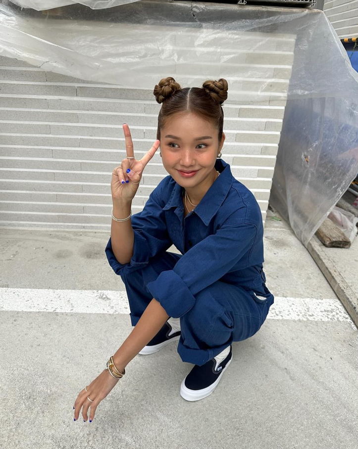  센스 있게 옷 잘입는 여자 연예인 탑티어인 미미의 찐 애착템 중 하나인 반스 슬립온 스니커즈 운동화 INFO