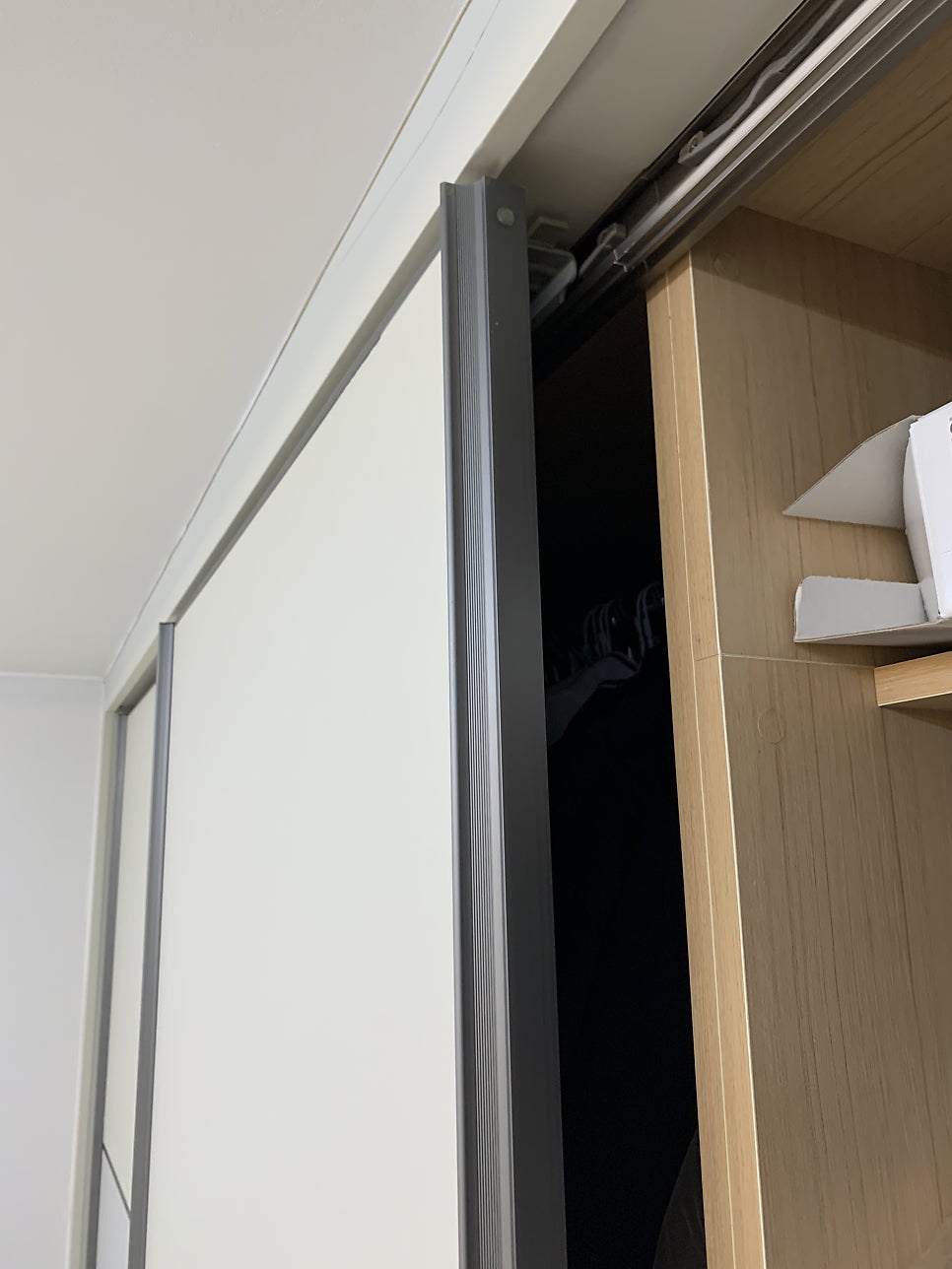 용인기흥구 붙박이장문수리 슬라이딩도어 떨어짐
