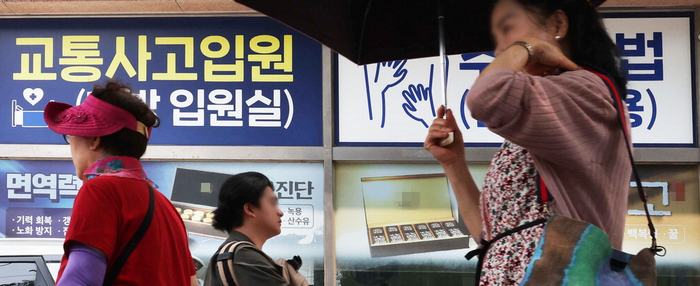 “교통사고 났어? 일단 드러눕고 버텨”…과잉진료에 매년 6400억 줄줄 샌다 “교통사고 났어? 일단 드러눕고 버텨”…과잉진료에 매년 6400억 줄줄 샌다