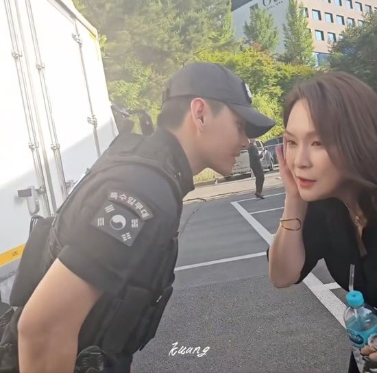  BTS 뷔, 군복무 근황…제복 입고 빅마마에 깍듯한 경례 아이유, 5년 전 원피스 입고 등장…'쿠알라룸푸르' 감동 시켰다 "너무 수치스러워서 안 갚아"... 빚투실시간 핫이슈