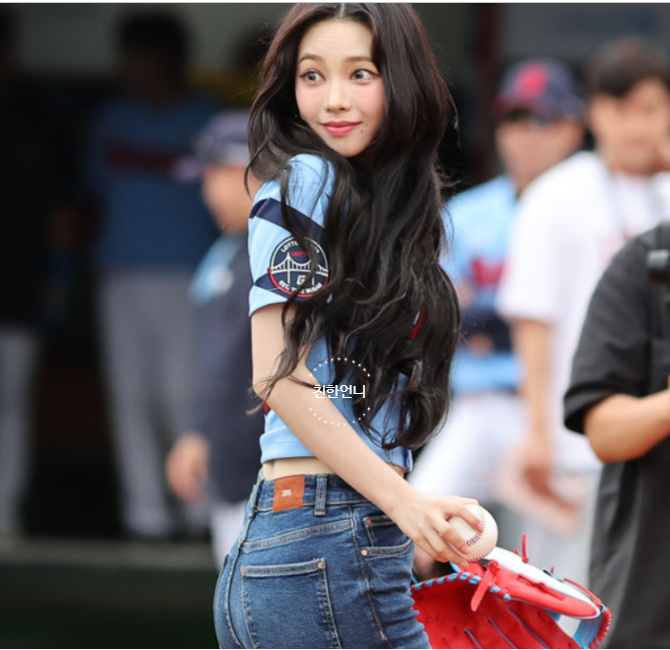  롯데 카리나 시구 청바지 컨버스화 (사직구장)