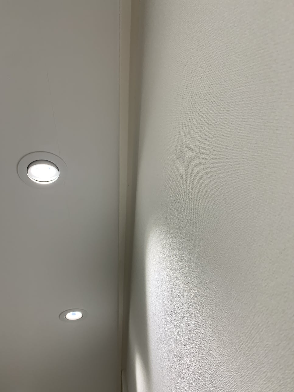수원영통 액자레일설치 무타공그림걸기