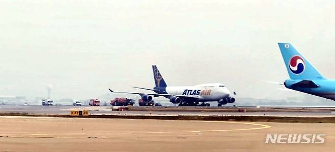 <b>인천</b>국제<b>공항</b>, "항공, <b>화물기</b>... 파열"로 <b>인천공항</b> 1활주로 차단