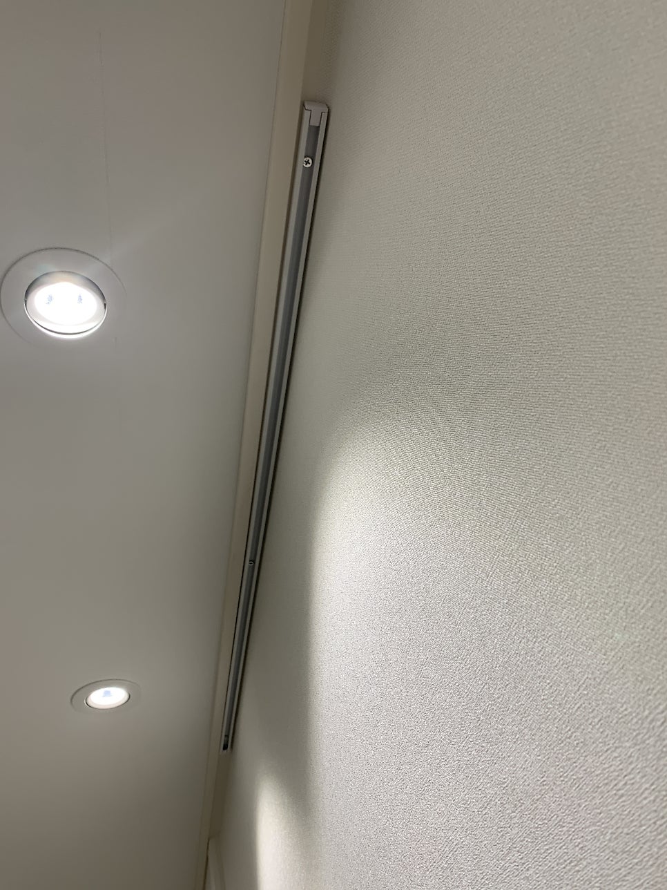 수원영통 액자레일설치 무타공그림걸기