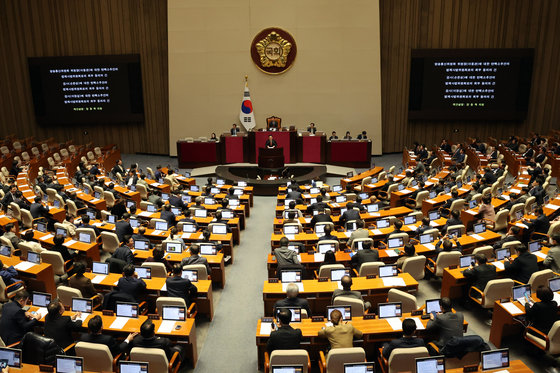 野, <b>법사</b>·운영·과방 등 11곳 상임<b>위원장 선출</b>...與, 반발... 