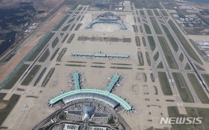 [속보] <b>인천공항</b> <b>화물기 타이어</b> 펑크 '제1 활주로' 운영 중단