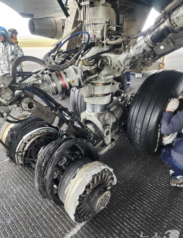 <b>인천공항 화물기</b> 착륙 타이어 펑크 파열되 1활주로 차단... 