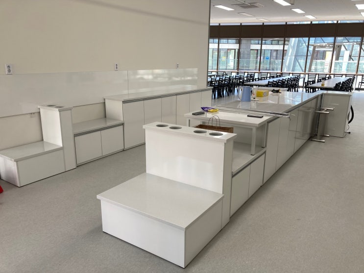  Autonomous Serving Table _ 자율 배식대 _ 인조 대리석 _ 화이트