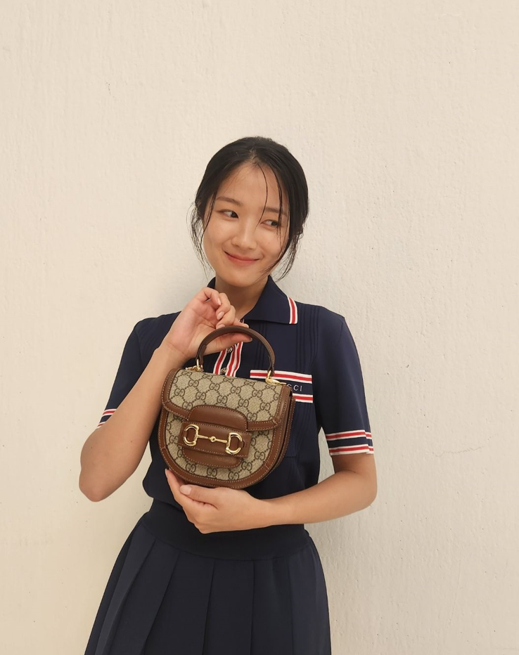  여자 20대 대학생 명품백으로 명품 브랜드 여성 캔버스 핸드백 가방 구찌 1955 홀스빗 추천 w. 김혜윤