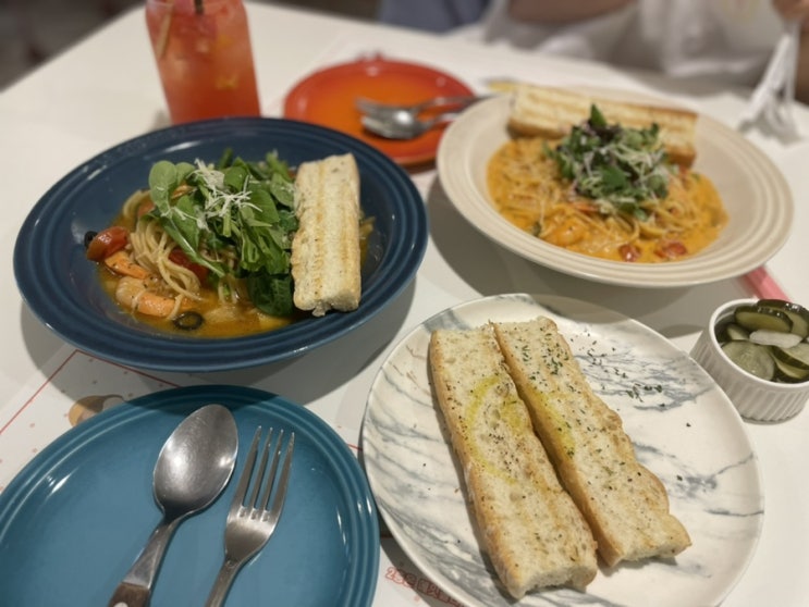  회기찐맛집 경희대정문맛집 파스타 브런치 플래터맛집,에잇올리(8,oli)::쉬림프&마늘쫑 오일파스타, 매콤 쉬림프 로제파스타, 자몽에이드, 파스타 빵 추가