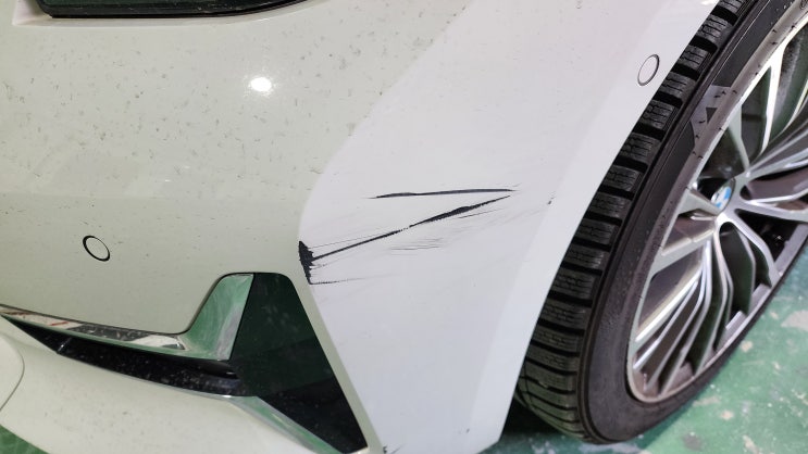 BMW 320i 알파인 화이트 범퍼 부분도색 추천 - 효율적인 수리 방법
