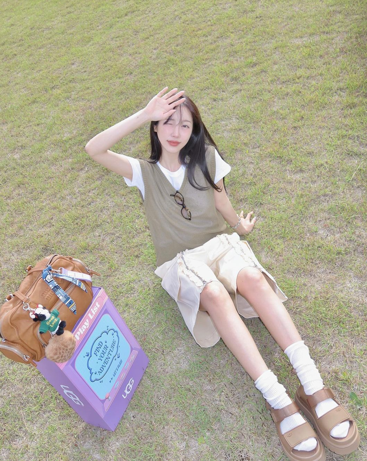 여름 여자 발 편한 슈즈로 인기 만점 브랜드 어그의 푹신한 골든글로우 스트랩 샌들 추천 w. 이코코