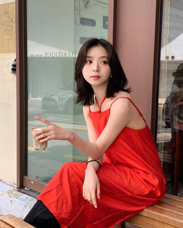  오늘처럼 더운 30도 여름 날씨 옷차림으로 여자 패션 브랜드 미쏘의 민소매 끈 나시 원피스 코디 추천 w. 김지영