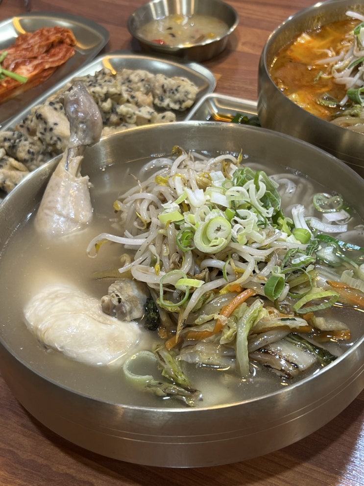  서울 영등포칼국수 닭 반 마리가 통째로? 풍부한 재료들과 국물이 끝내주는 청춘면가 영등포구청점