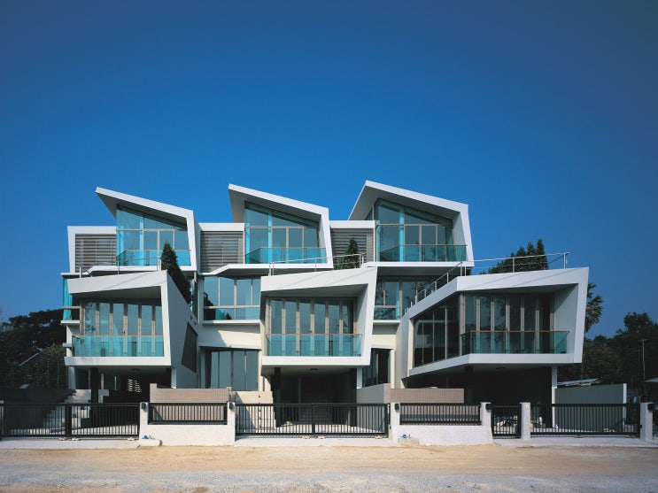 3세대 3층집 역ㄷ자 캔틸레버 돌출 보 프레임 인입 발코니 빌라 주택 건축 3세대 3층집 역ㄷ자 캔틸레버 돌출 보 프레임 인입 발코니 빌라 주택 건축