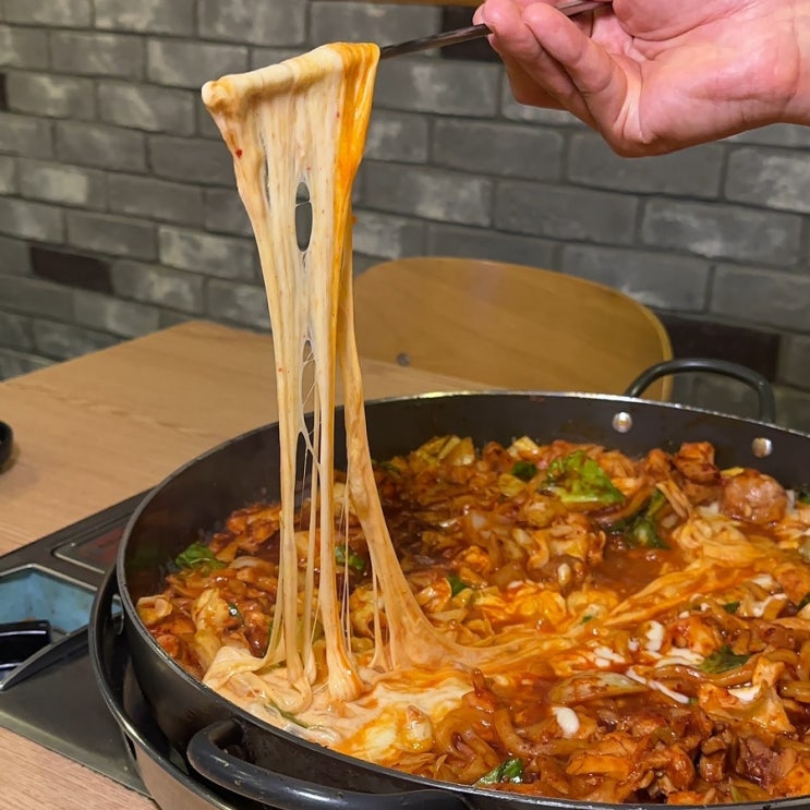 마포구청:: 매콤한 김치닭갈비가 예술인 홍춘천닭갈비 마포구청:: 매콤한 김치닭갈비가 예술인 홍춘천닭갈비