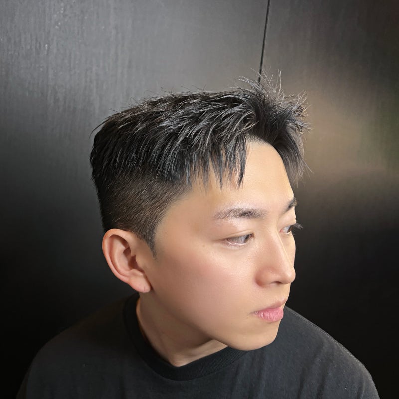 남성용 크러드컷과 로우페이드를 결합한 파팅 스타일